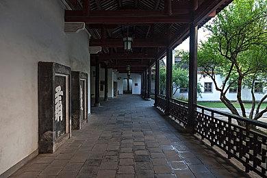 屏幕很能挨砸！Switch 2被锤子砸了50次后还能正常玩